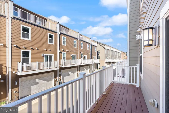 $799,000 | 13650 Air And Space Museum Parkway, Herndon, VA 20171