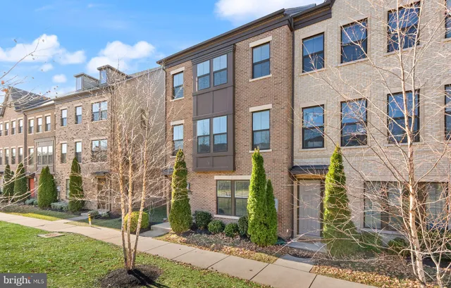 $799,000 | 13650 Air And Space Museum Parkway, Herndon, VA 20171