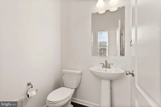 $799,000 | 13650 Air And Space Museum Parkway, Herndon, VA 20171