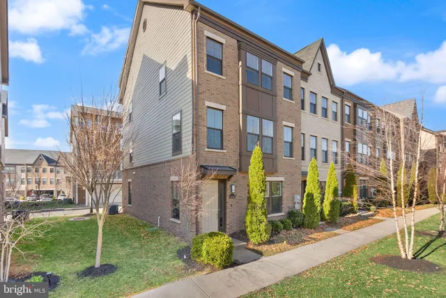 $799,000 | 13650 Air And Space Museum Parkway, Herndon, VA 20171