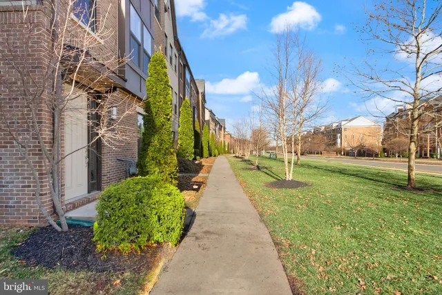 $799,000 | 13650 Air And Space Museum Parkway, Herndon, VA 20171