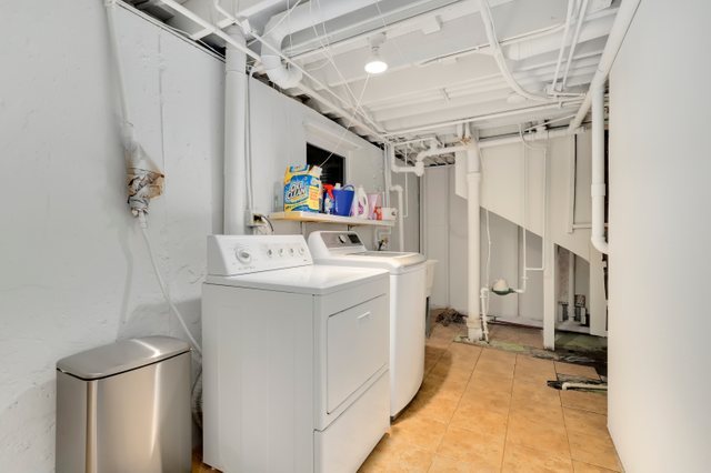 439 Glendale Road Buffalo Grove, IL 60089 - Photo 16 of 22 a utility room with dryer and washer