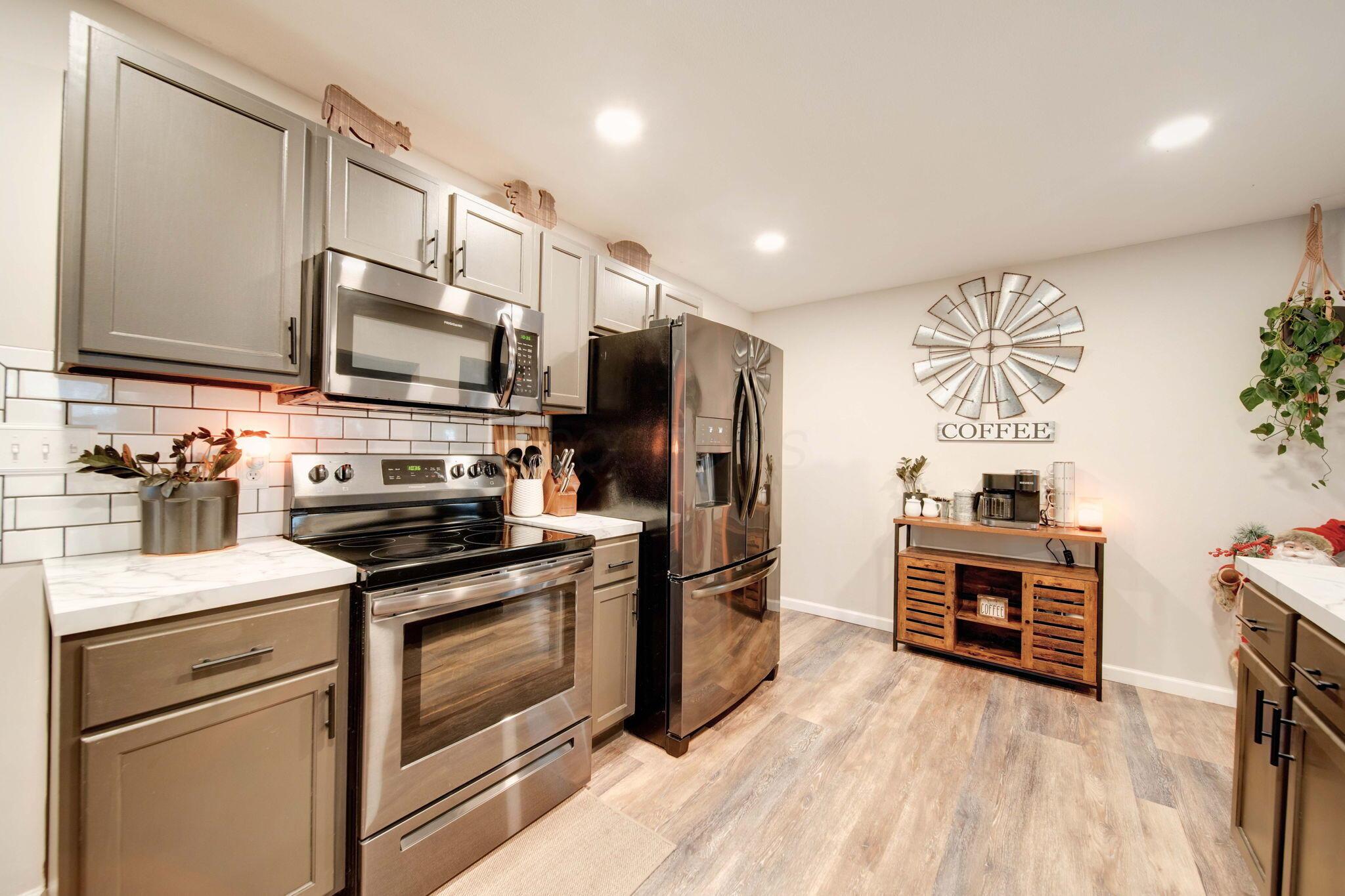 5243 Old Columbus Road Springfield, OH 45502 - Photo 4 of 19 Kitchen