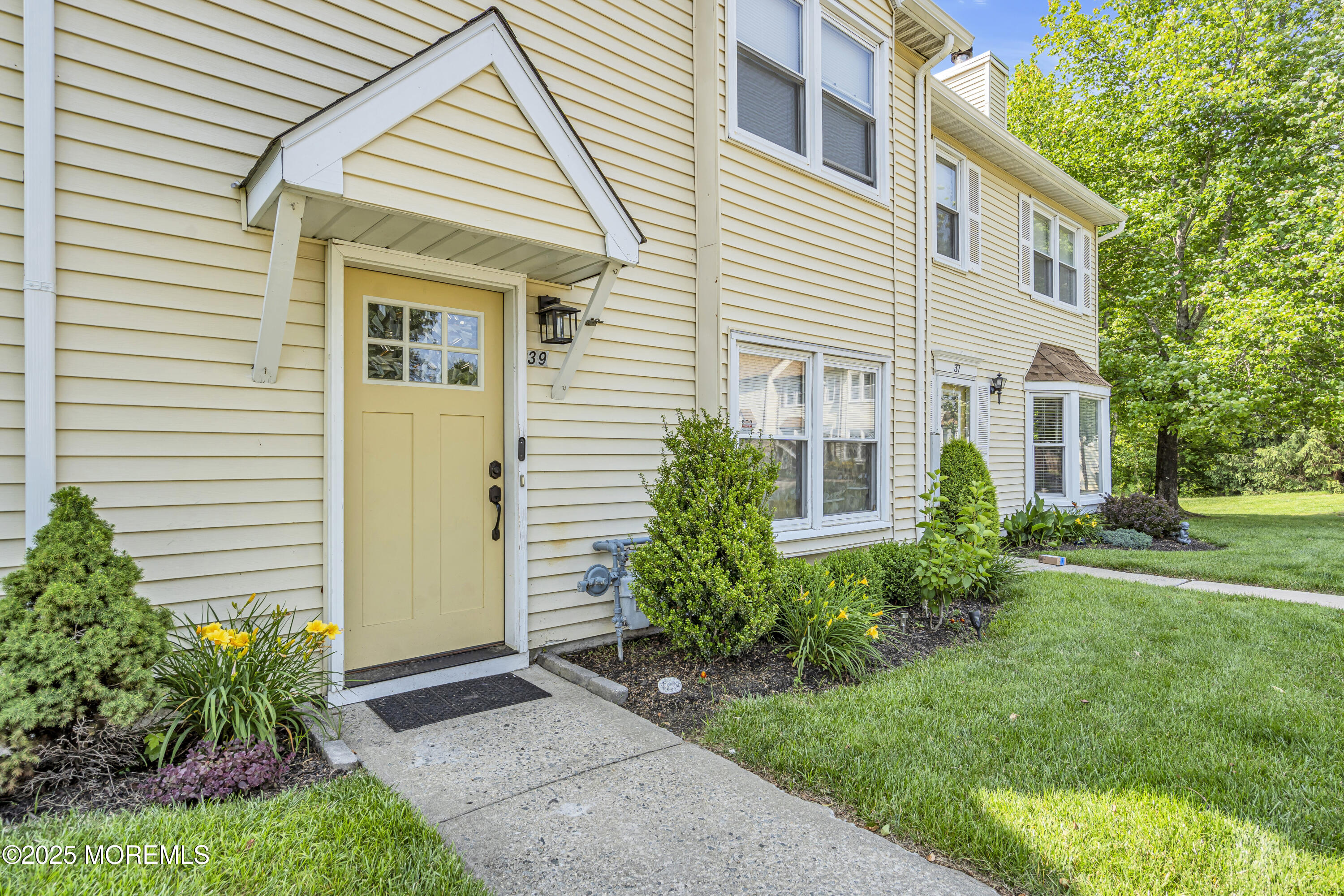 39 Colonial Court Jackson, NJ 08527 - Photo 2 of 26 a view of a house with a yard