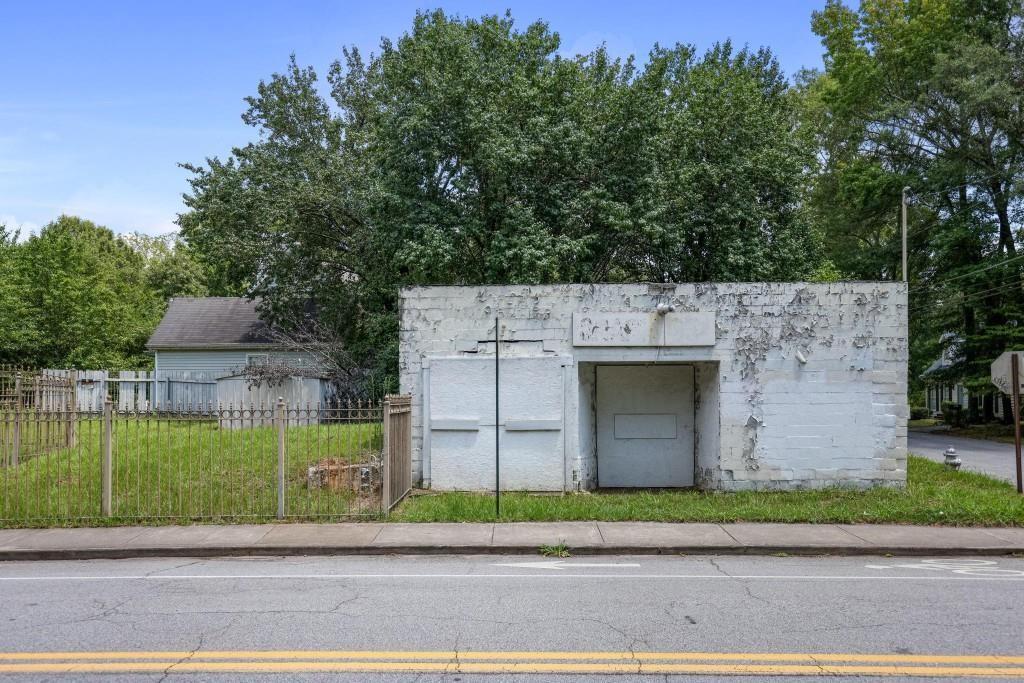 1917 Defoor Avenue Northwest Atlanta, GA 30318 - Photo 16 of 35 a view of a terrace
