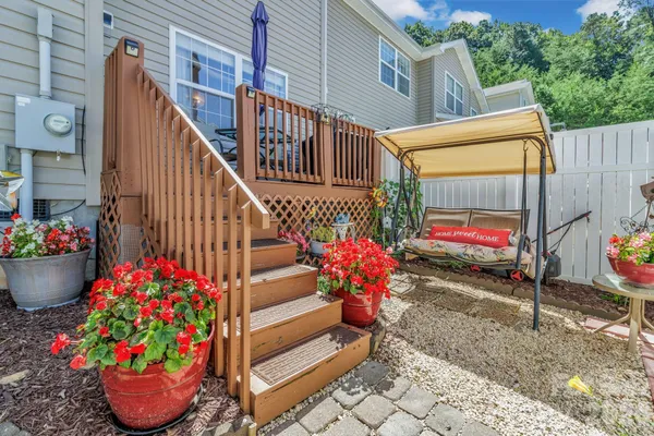 a view of a filled outdoor space