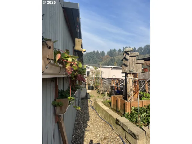 a bathroom with a toilet