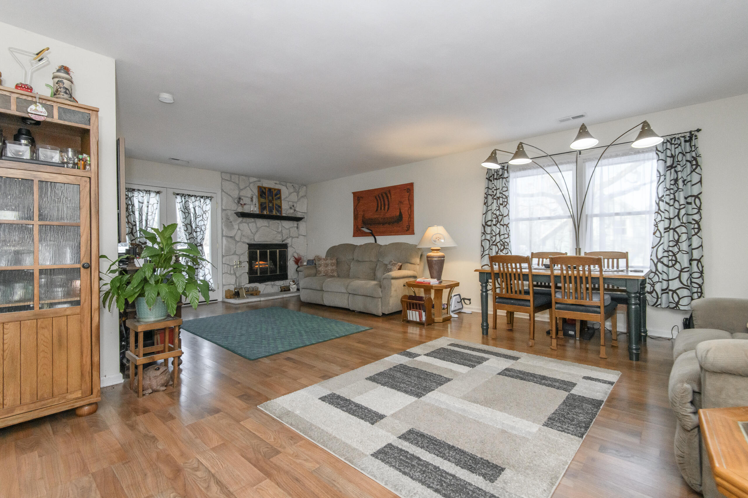 323 Riverview Drive, Unit 4 Delafield, WI 53018 - Photo 11 of 36 Living area