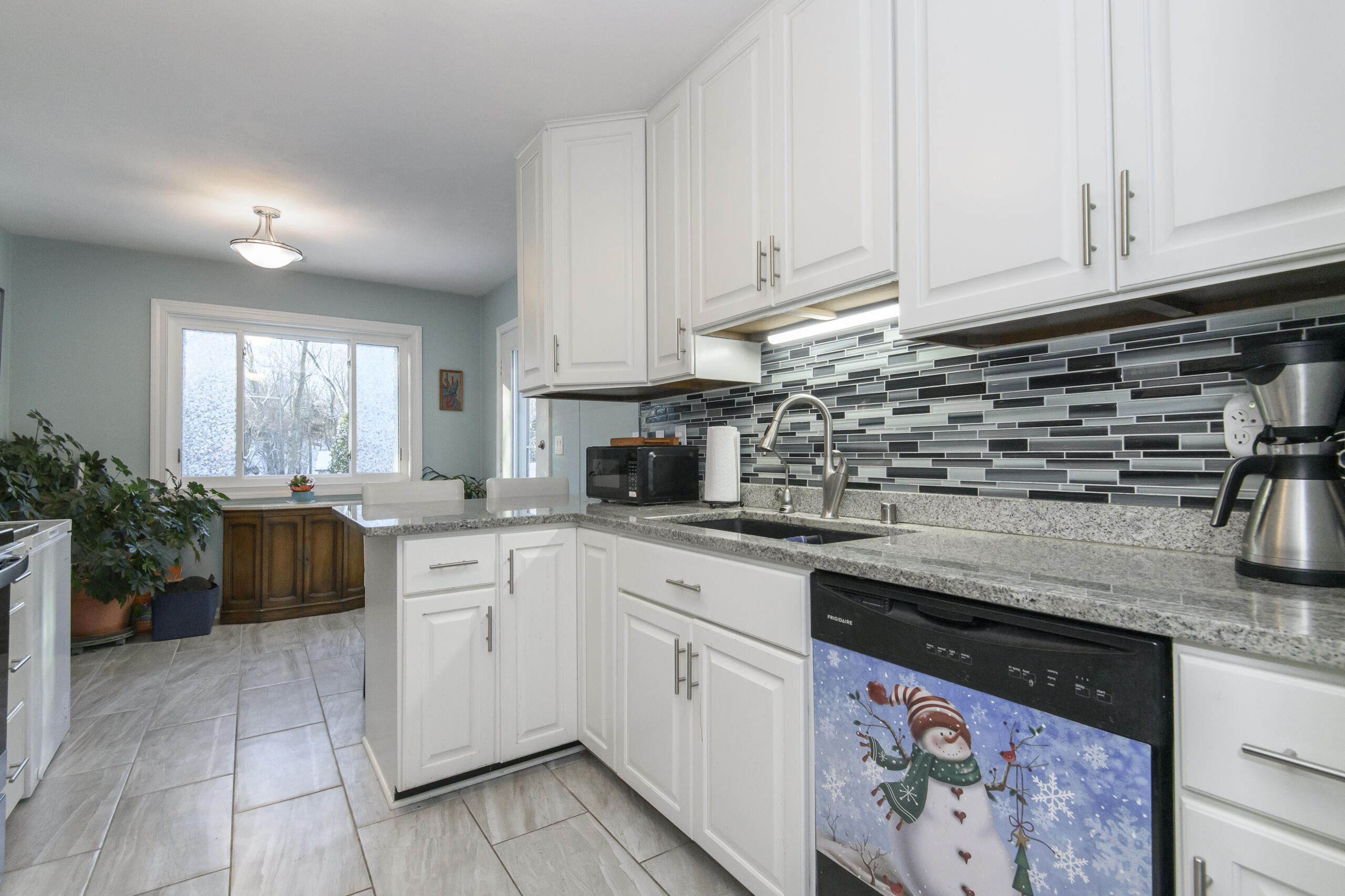 323 Riverview Drive, Unit 4 Delafield, WI 53018 - Photo 14 of 36 Kitchen