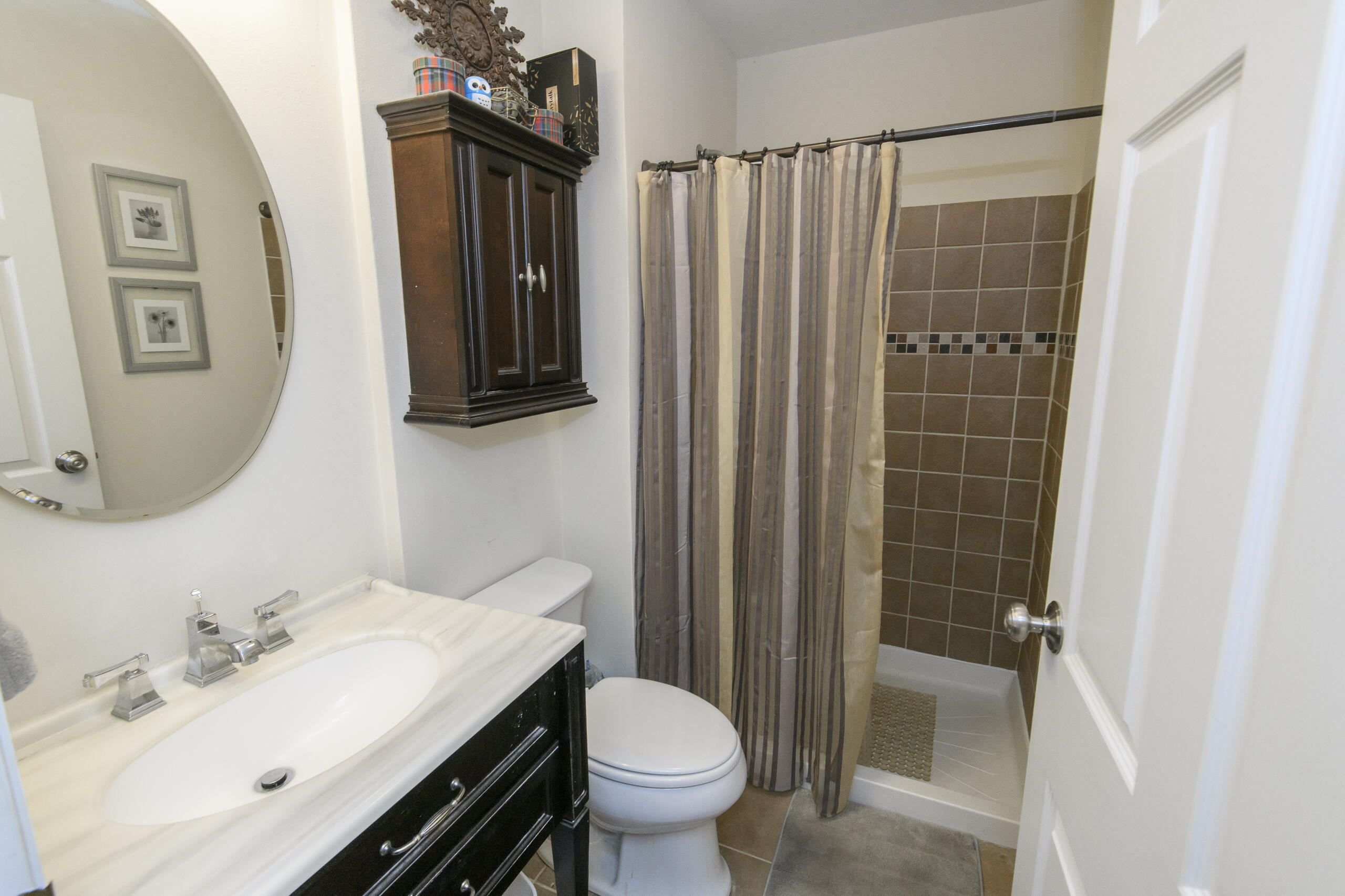 323 Riverview Drive Delafield, WI 53018 - Photo 25 of 36 Master bath