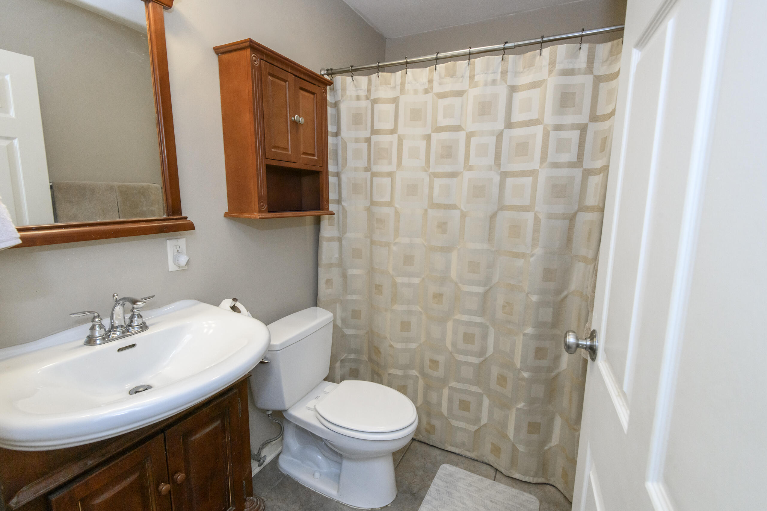 323 Riverview Drive, Unit 4 Delafield, WI 53018 - Photo 25 of 36 Full bath
