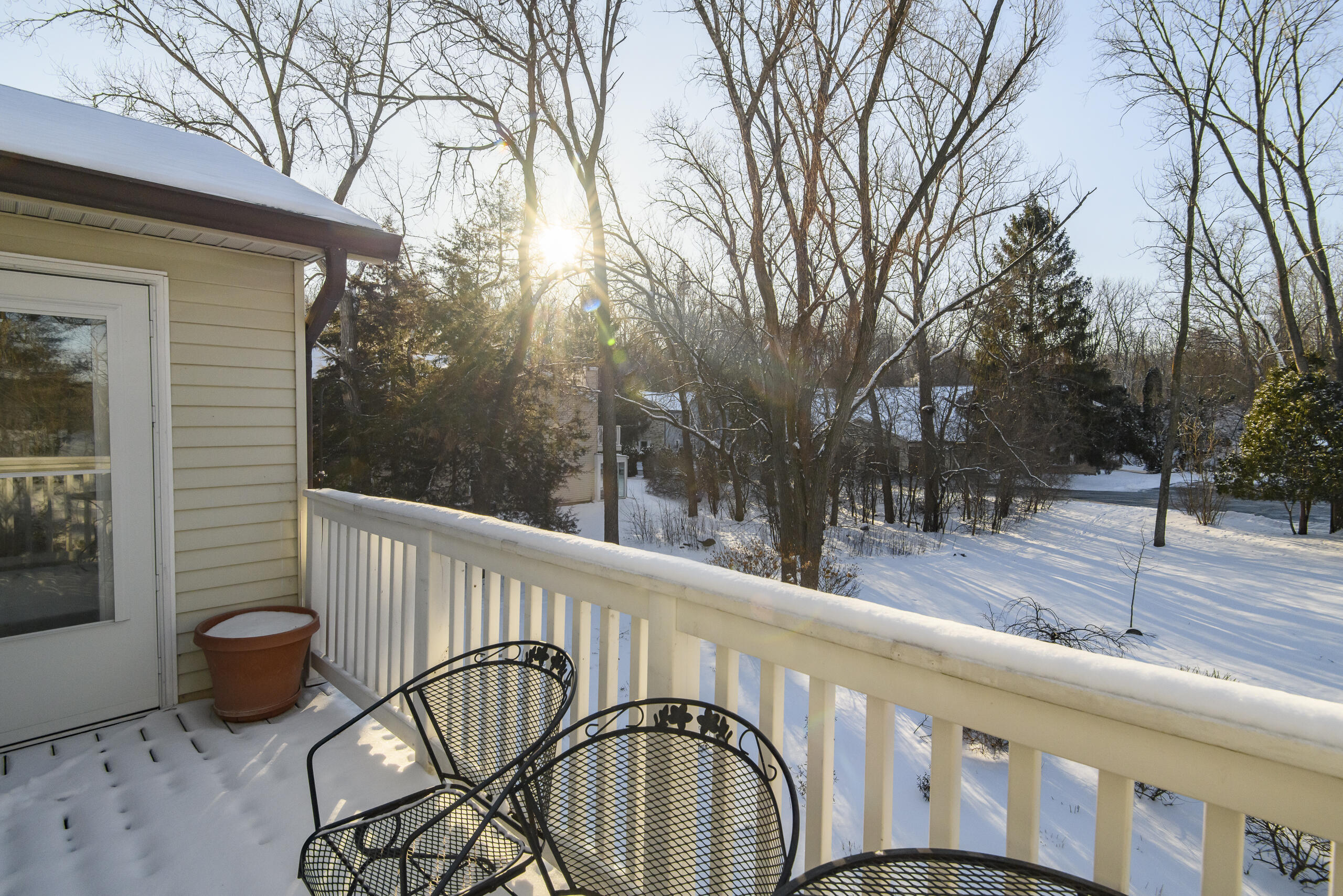 323 Riverview Drive Delafield, WI 53018 - Photo 28 of 36 Winter balcony/living room