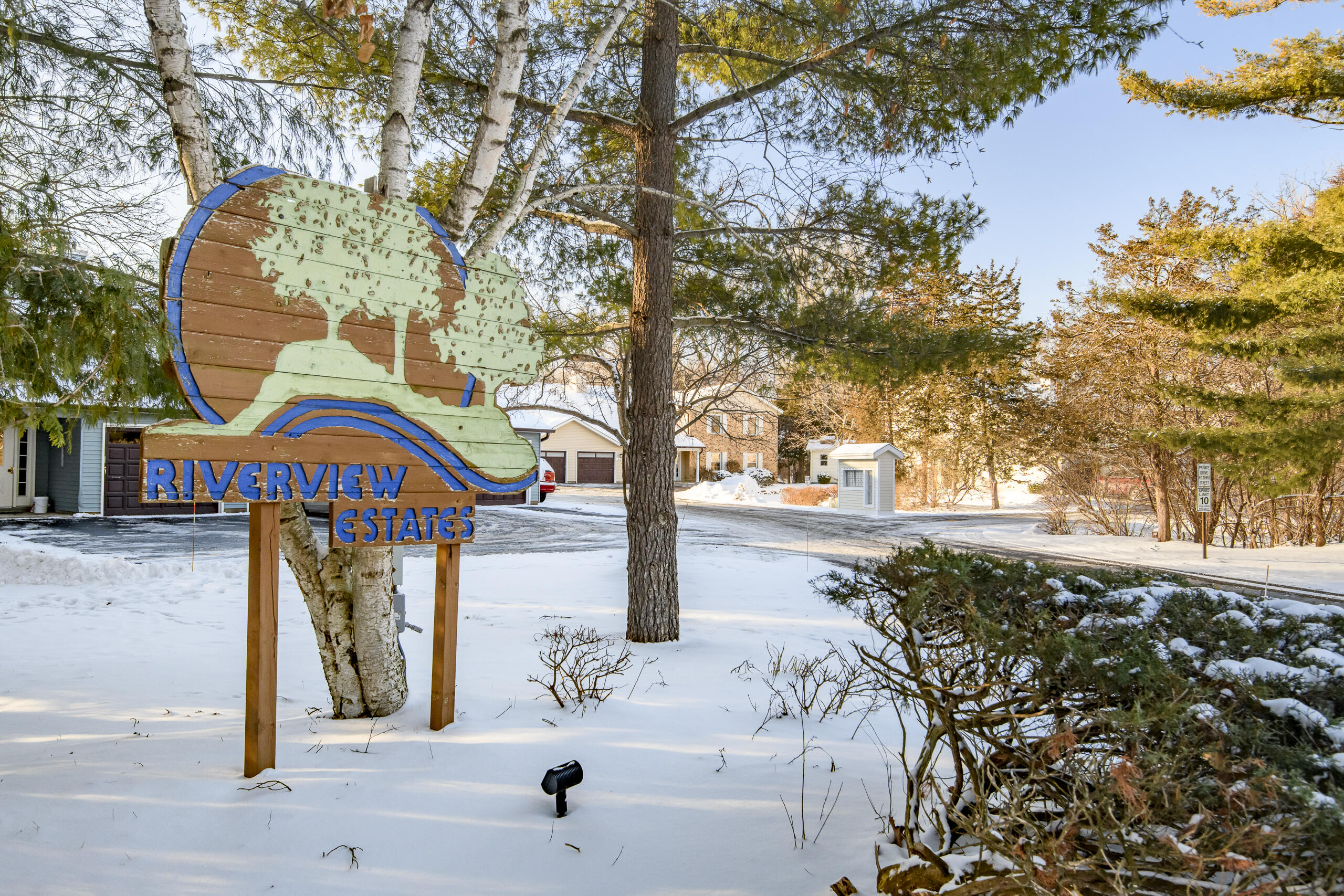 323 Riverview Drive Delafield, WI 53018 - Photo 3 of 36 323 Riverview-4