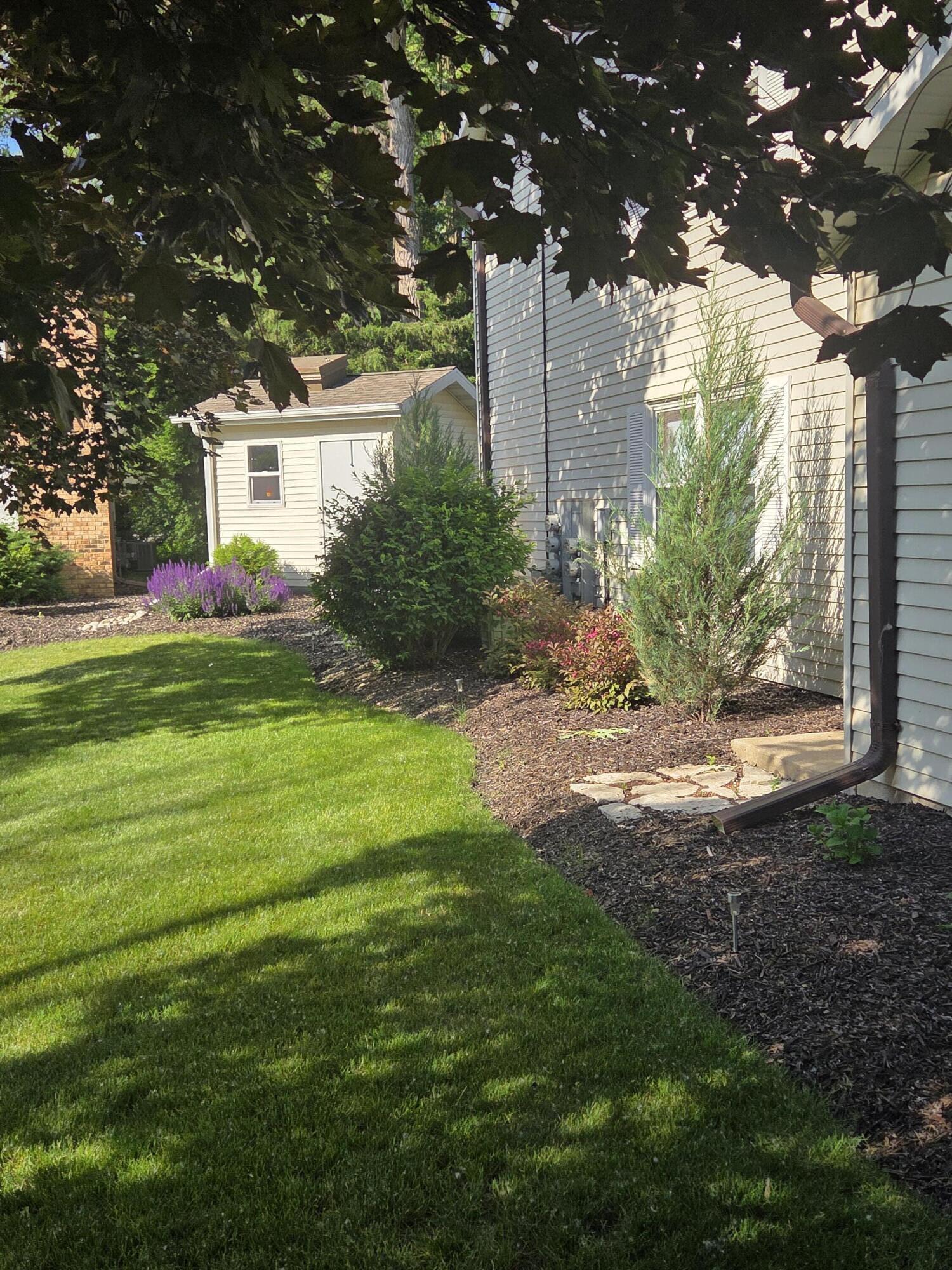 323 Riverview Drive Delafield, WI 53018 - Photo 34 of 36 Unit side