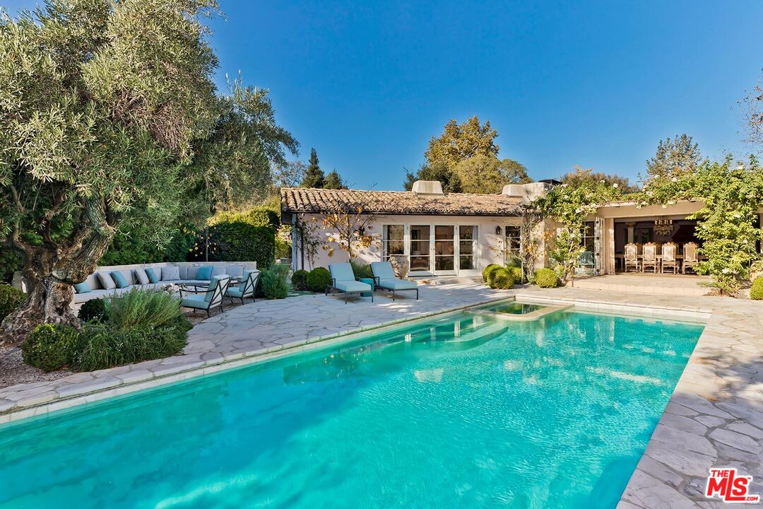 1525 Old Oak Road Los Angeles, CA 90049 - Photo 11 of 33