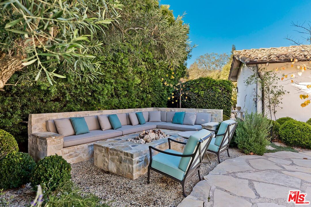 1525 Old Oak Road Los Angeles, CA 90049 - Photo 12 of 33