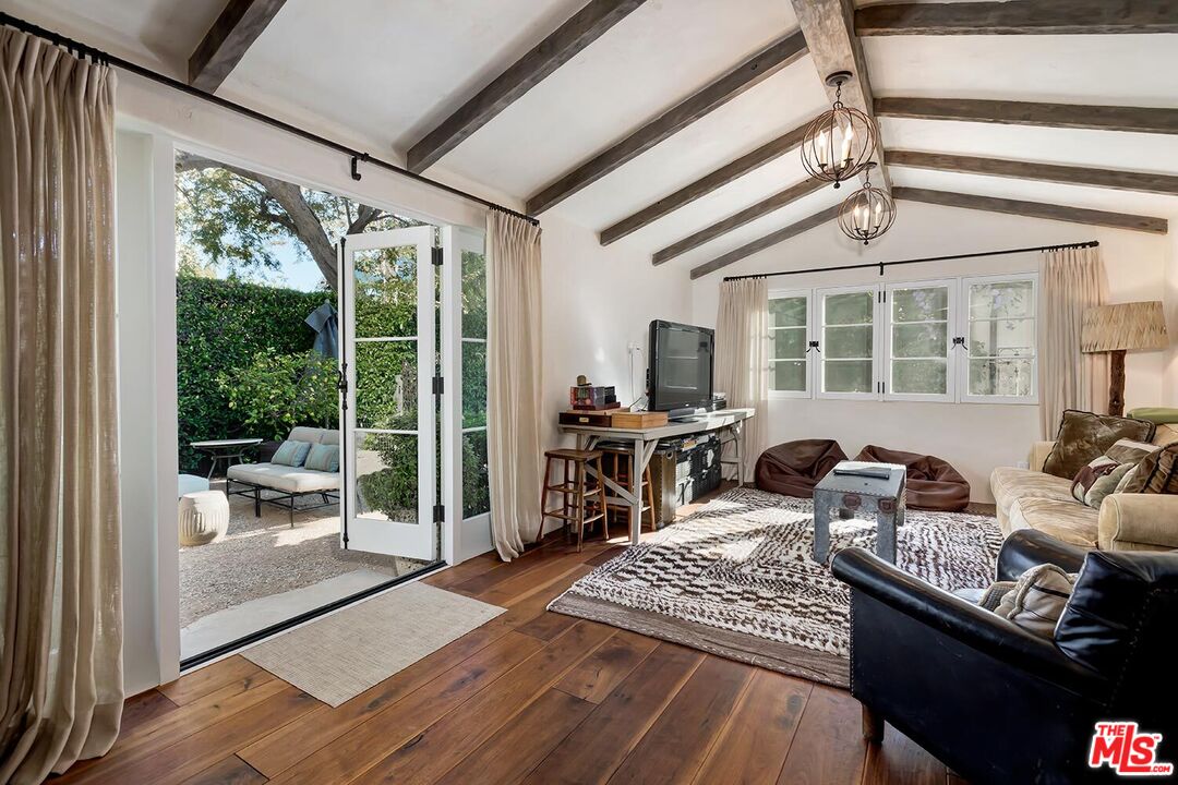 1525 Old Oak Road Los Angeles, CA 90049 - Photo 15 of 33