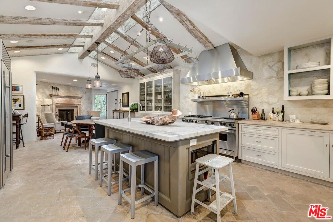 1525 Old Oak Road Los Angeles, CA 90049 - Photo 16 of 33