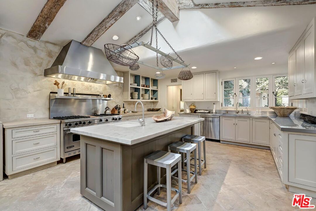 1525 Old Oak Road Los Angeles, CA 90049 - Photo 17 of 33