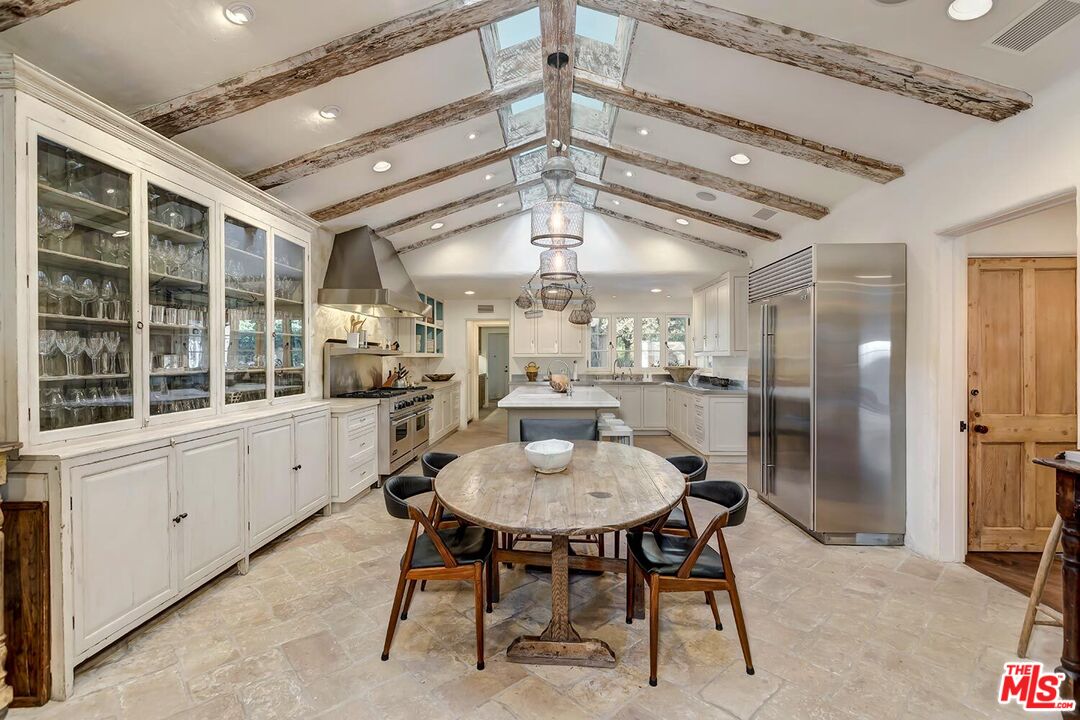 1525 Old Oak Road Los Angeles, CA 90049 - Photo 18 of 33