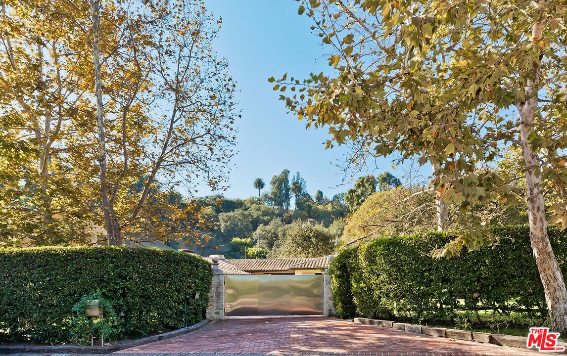 1525 Old Oak Road Los Angeles, CA 90049 - Photo 2 of 33