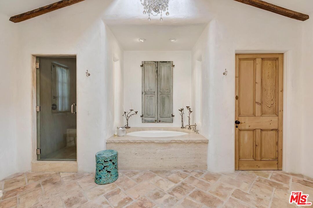 1525 Old Oak Road Los Angeles, CA 90049 - Photo 25 of 33