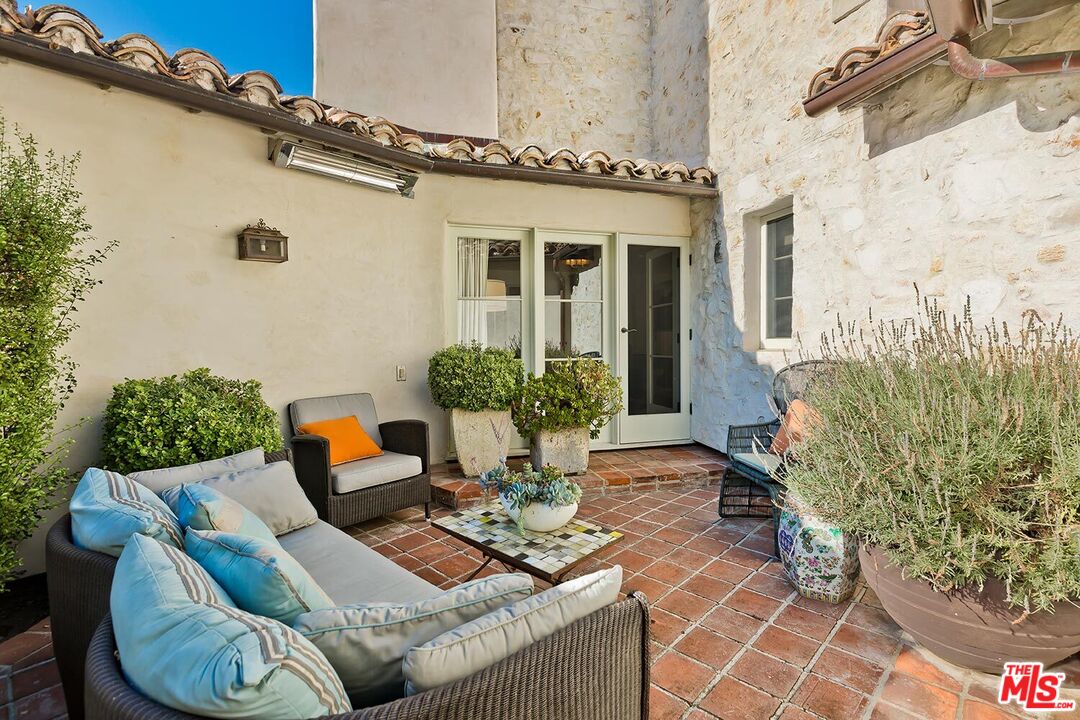 1525 Old Oak Road Los Angeles, CA 90049 - Photo 29 of 33