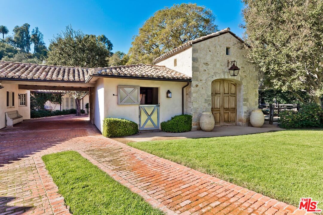 1525 Old Oak Road Los Angeles, CA 90049 - Photo 4 of 33