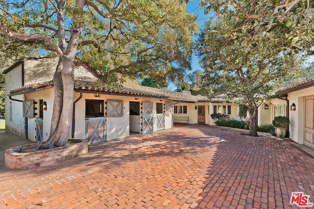 1525 Old Oak Road Los Angeles, CA 90049 - Photo 5 of 33