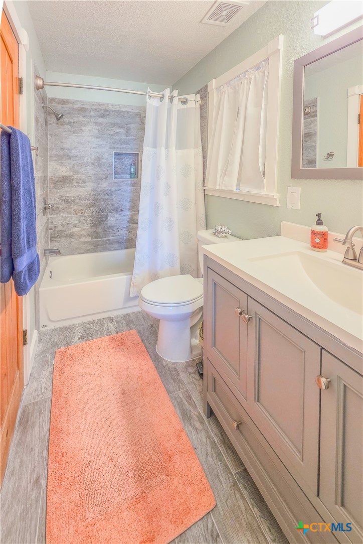 376 Haddock Drive Palacios, TX 77465 - Photo 18 of 41 a bathroom with a sink a toilet and bathtub