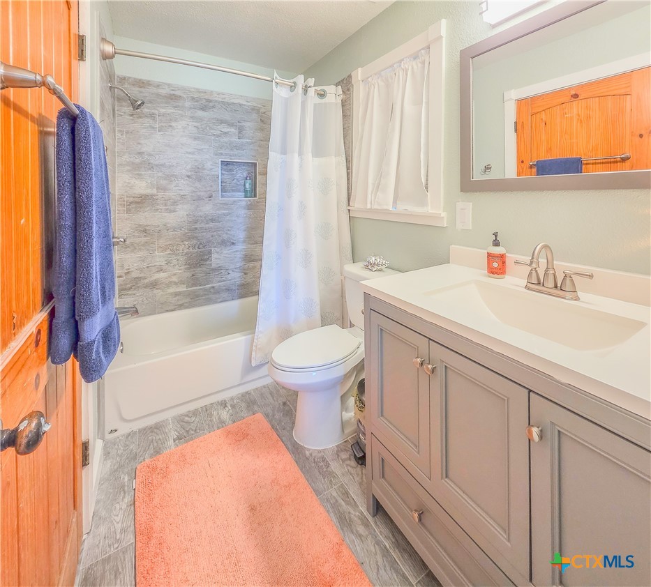 376 Haddock Drive Palacios, TX 77465 - Photo 20 of 41 a bathroom with a sink a toilet and a bathtub