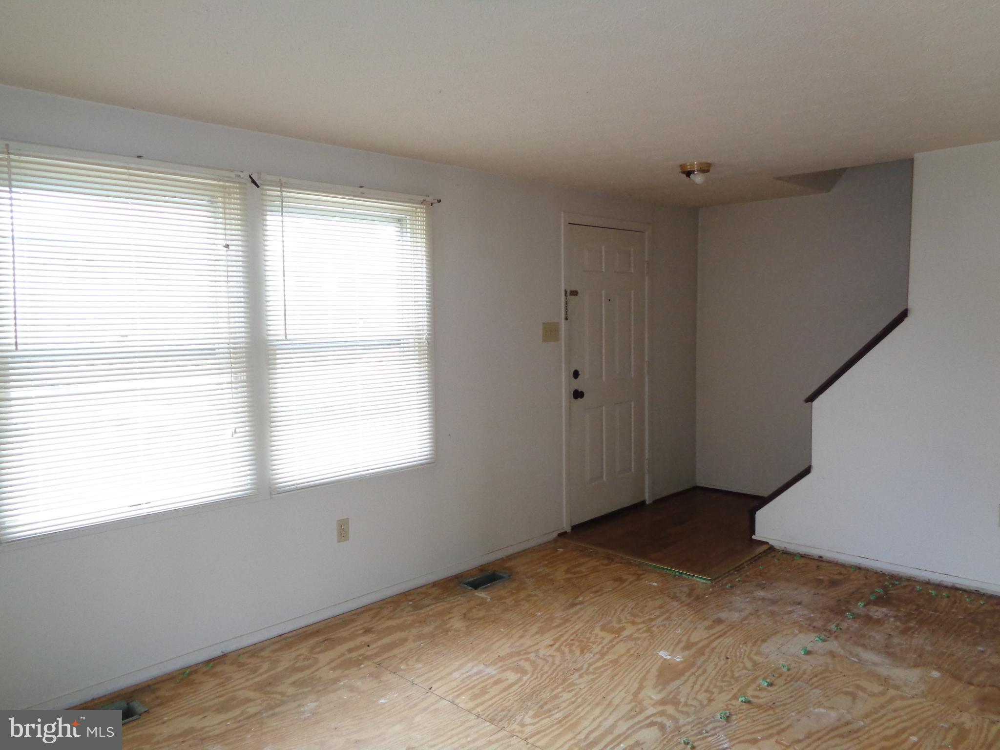 131 Stonegate Drive Frederick, MD 21702 - Photo 4 of 19 Living Room/Entry