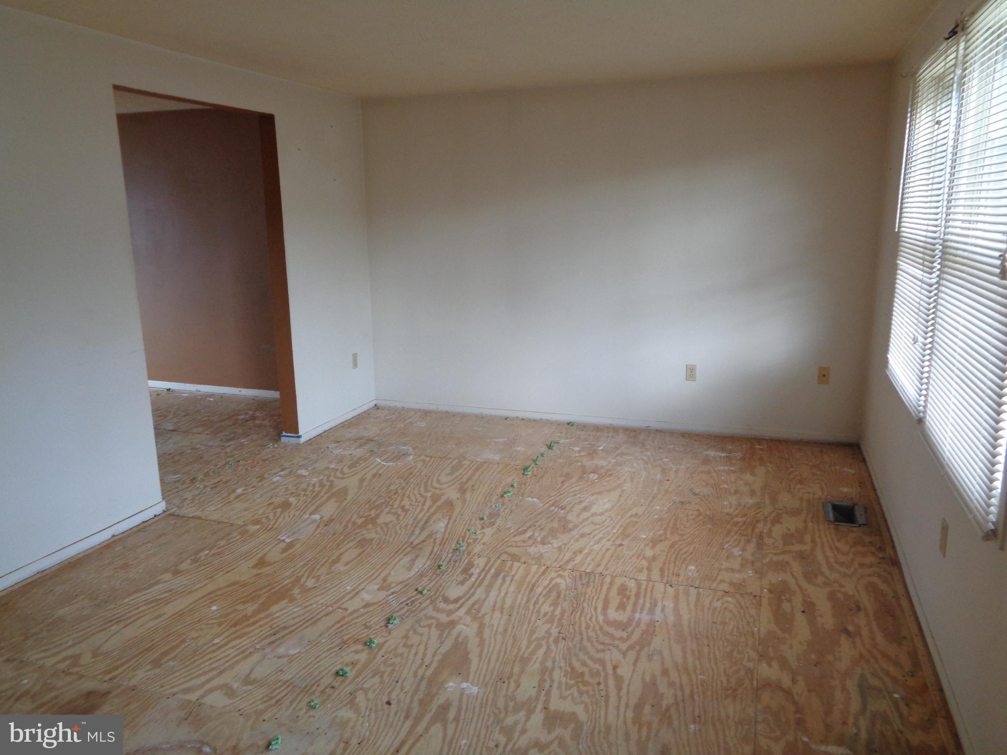 131 Stonegate Drive Frederick, MD 21702 - Photo 5 of 19 Living Room