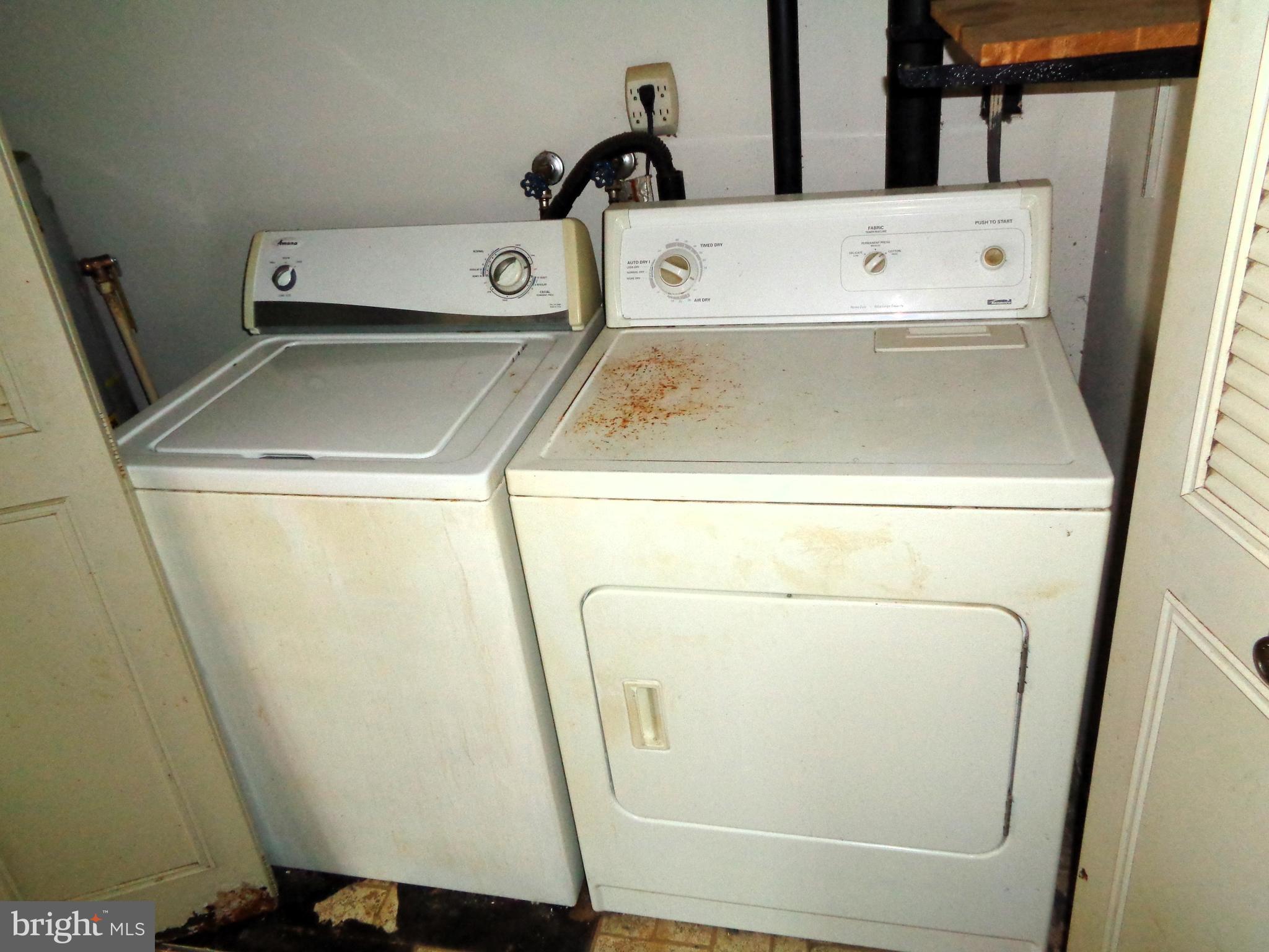 131 Stonegate Drive Frederick, MD 21702 - Photo 10 of 19 Kitchen - Laundry