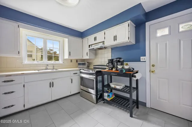 $1,165,000 | 8 Reynolds Place, Greenwich, CT 06831