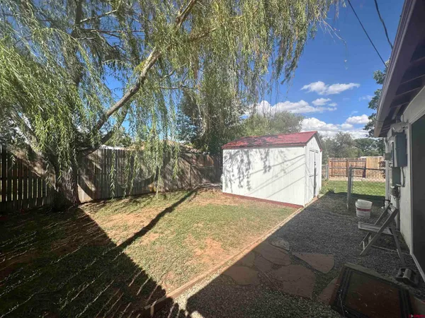 a view of a backyard