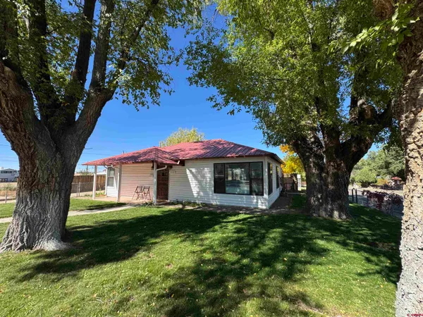 a view of a house with a yard