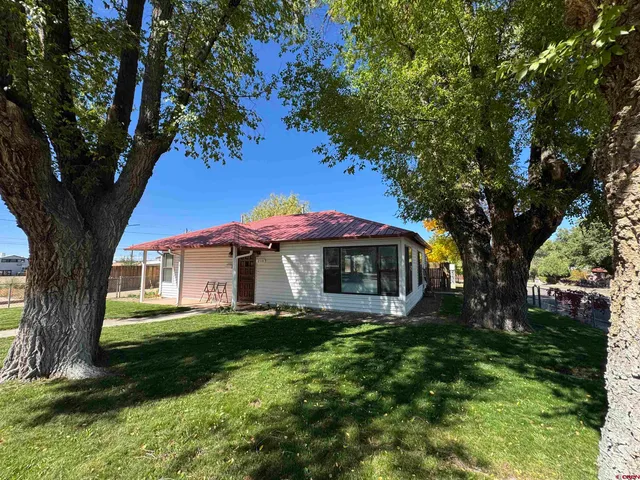 a view of a house with a yard
