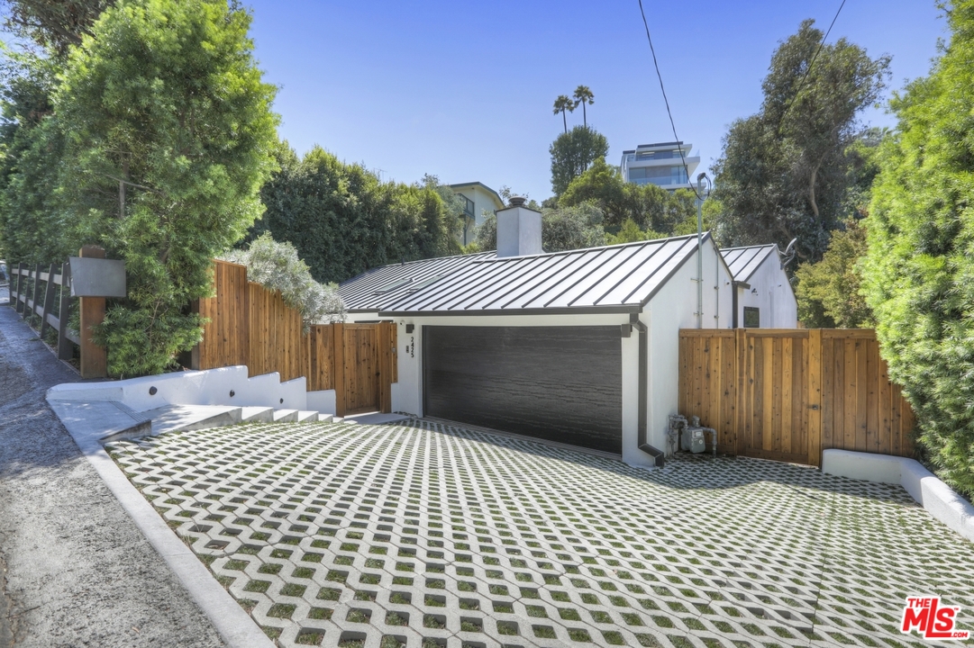 2425 Rinconia Drive Los Angeles, CA 90068 - Photo 2 of 32