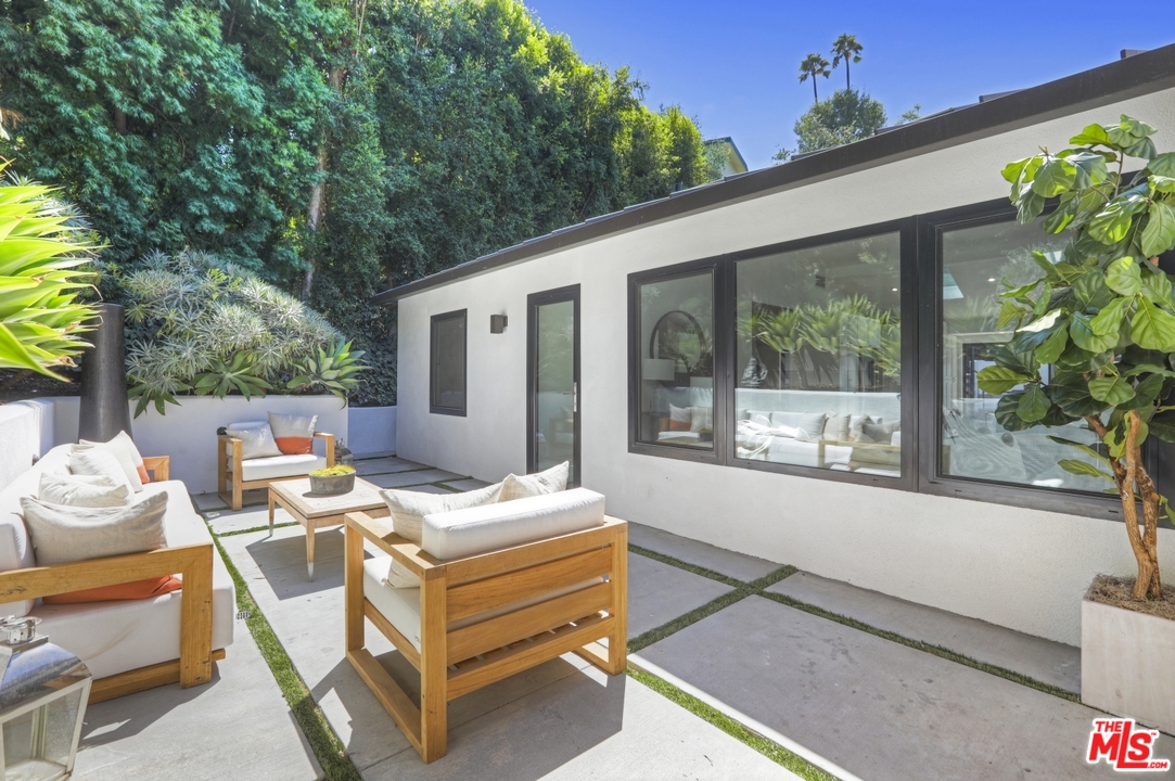 2425 Rinconia Drive Los Angeles, CA 90068 - Photo 3 of 32