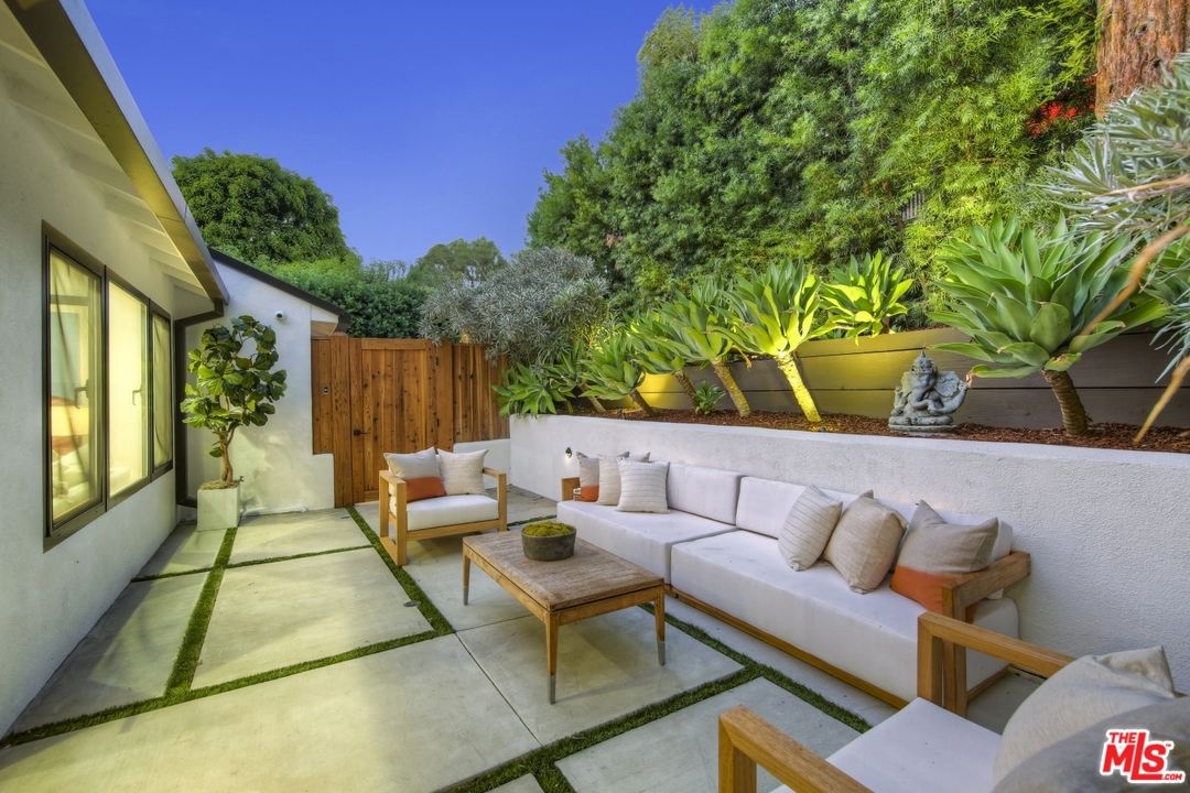 2425 Rinconia Drive Los Angeles, CA 90068 - Photo 28 of 32 a view of patio outdoor kitchen