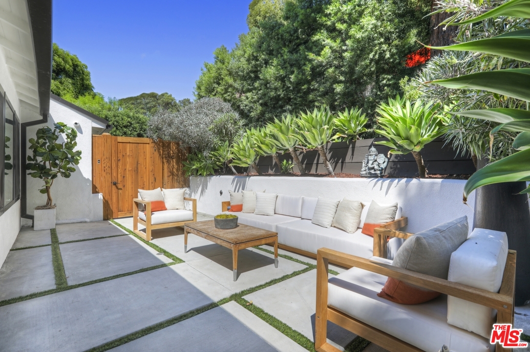 2425 Rinconia Drive Los Angeles, CA 90068 - Photo 4 of 32
