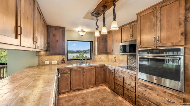 $687,000 | 642 Lakebreeze Drive, Canyon Lake, TX 78133