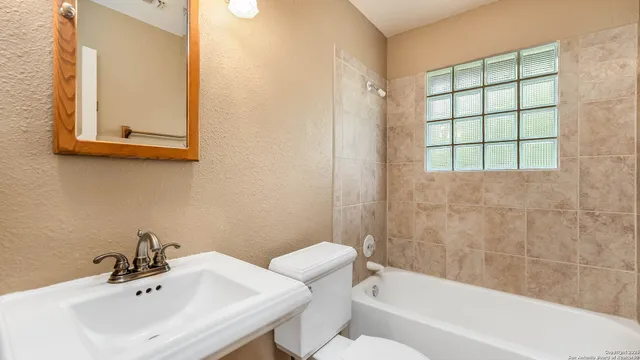 $687,000 | 642 Lakebreeze Drive, Canyon Lake, TX 78133