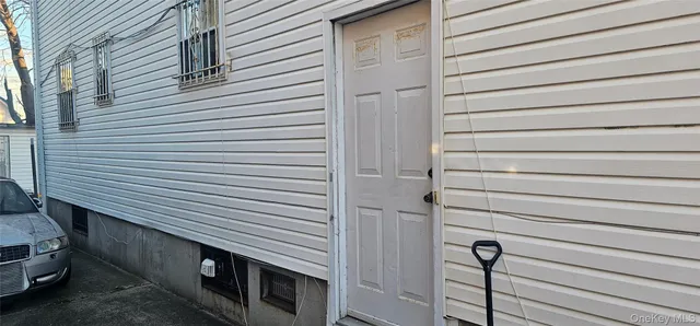 a view of a house with backyard and a tree