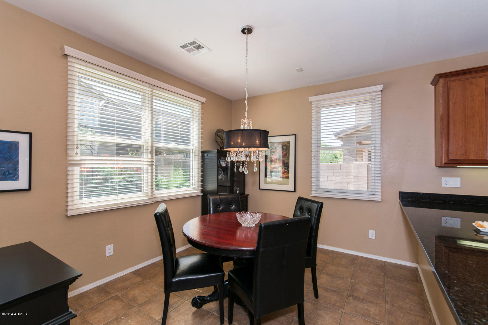 2341 East Fraktur Road Phoenix, AZ 85040 - Photo 10 of 36 Dining area