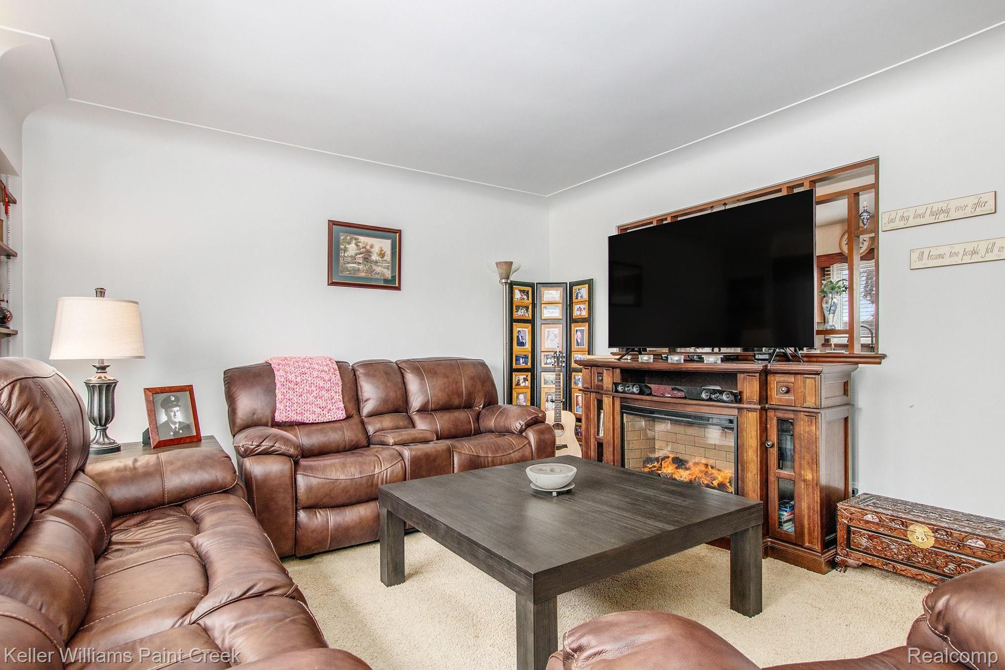 19420 22 Mile Road Macomb, MI 48044 - Photo 3 of 18 Cozy living room open to the kitchen