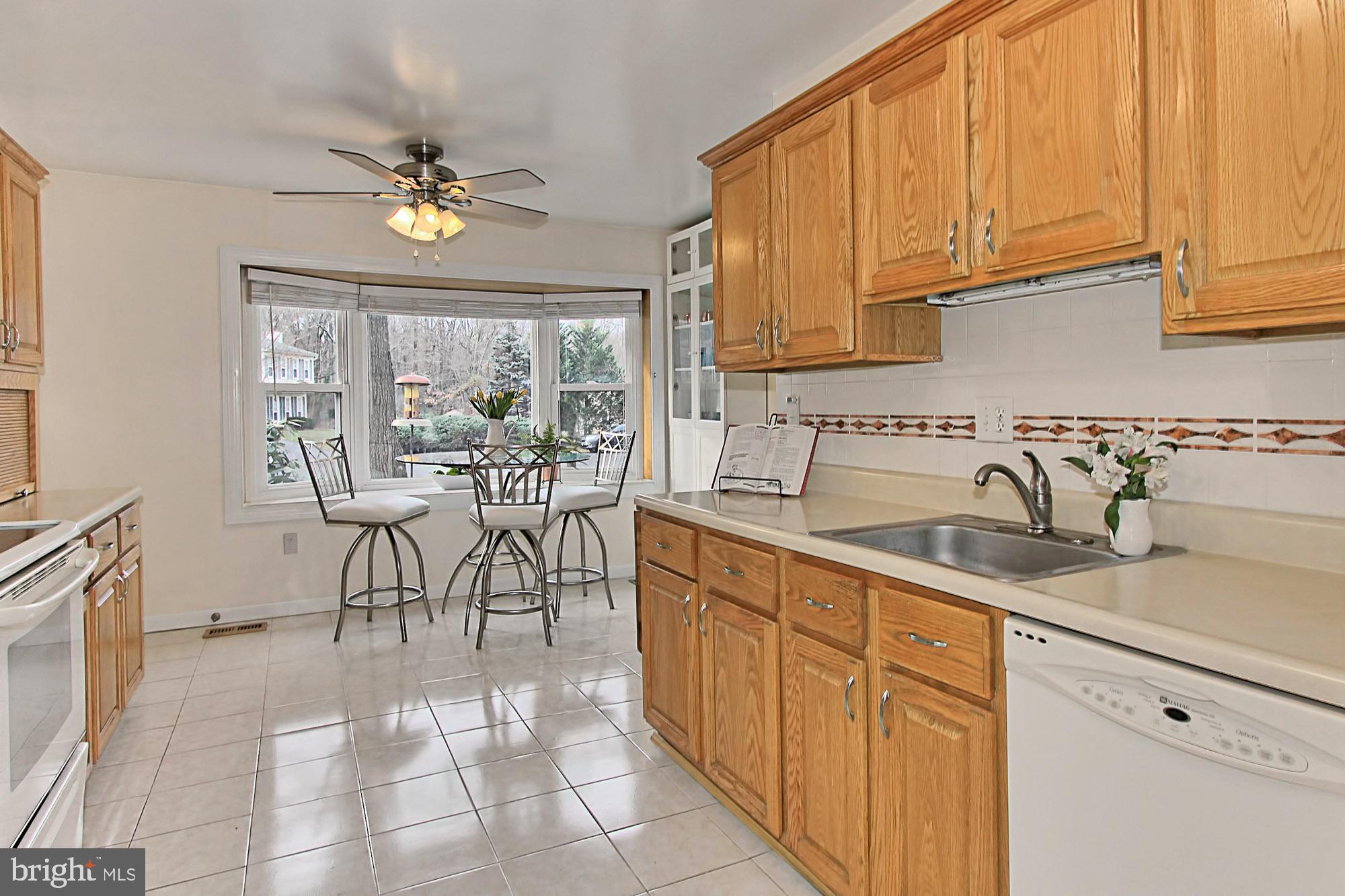 12302 Coleraine Court Reston, VA 20191 - Photo 8 of 35 Cheerful Bright Kitchen