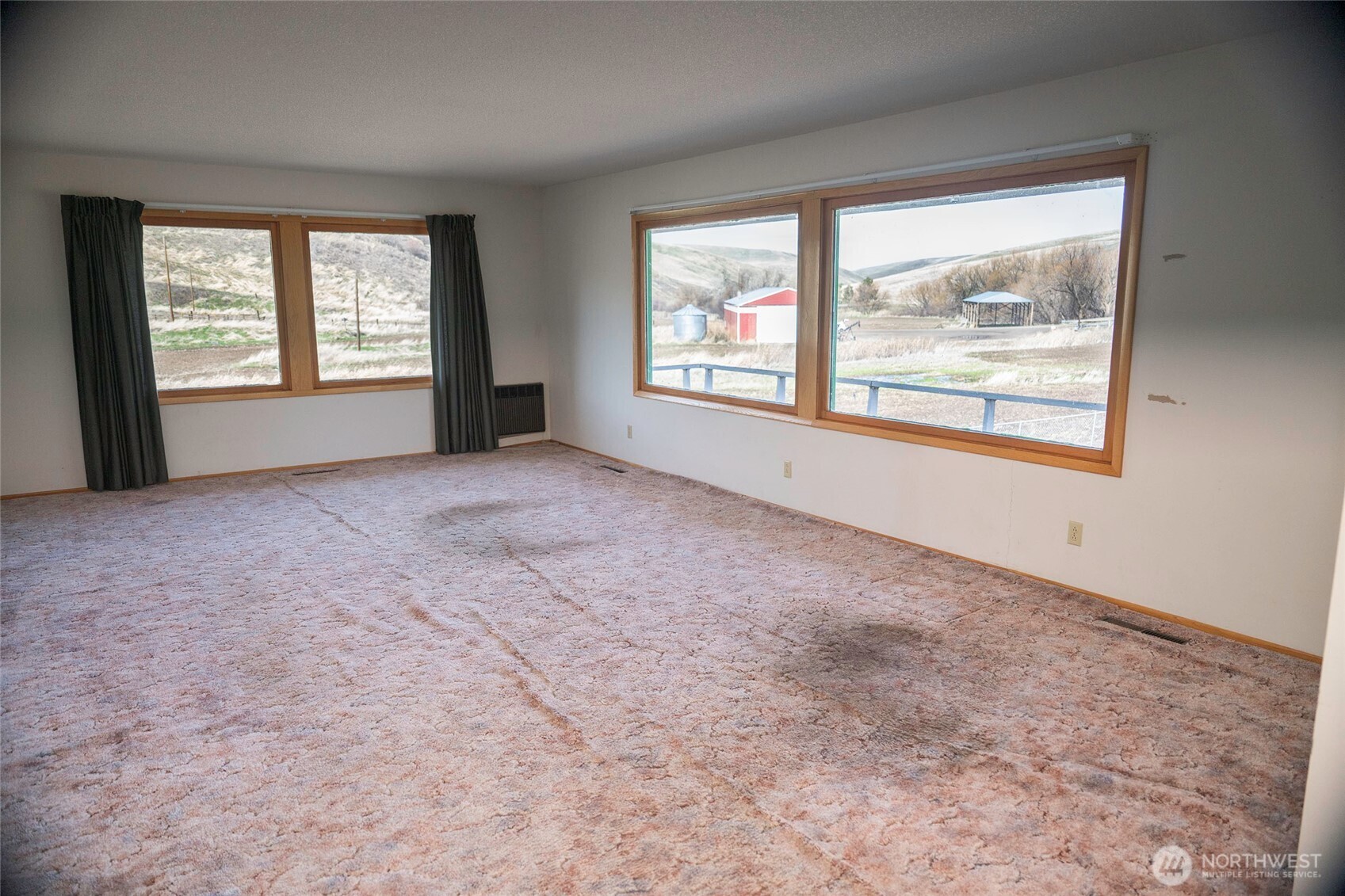 5 Niebel Grade Road Pomeroy, WA 99347 - Photo 14 of 34 an empty room with windows