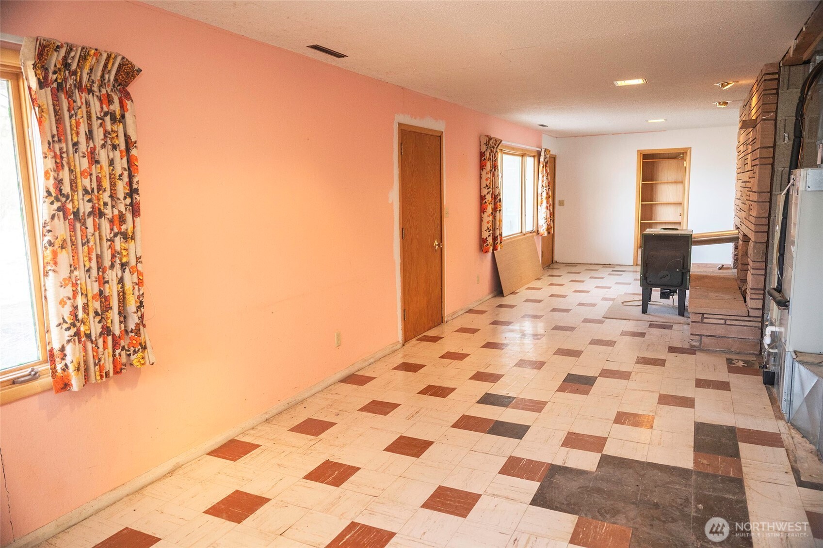 5 Niebel Grade Road Pomeroy, WA 99347 - Photo 23 of 34 a very nice looking room with a black white checkered floor